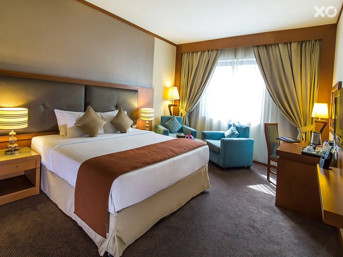 Landmark Summit Hotel