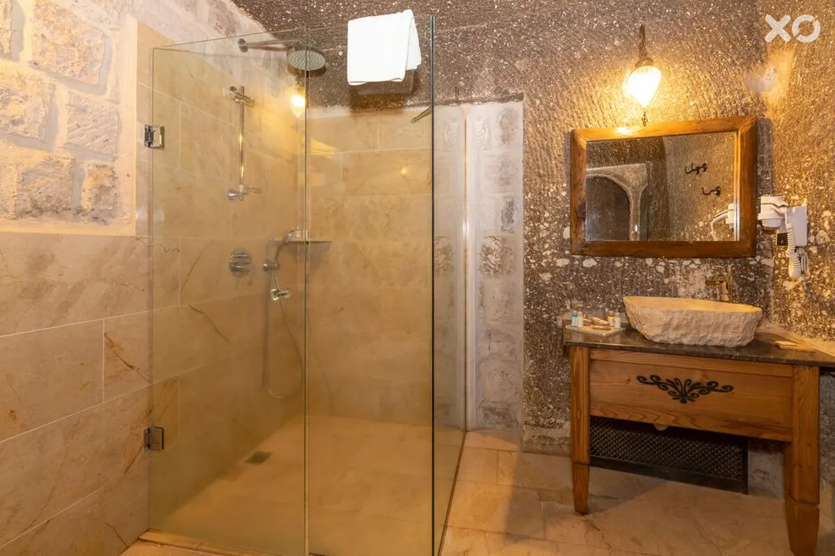 Hera Cave Suites