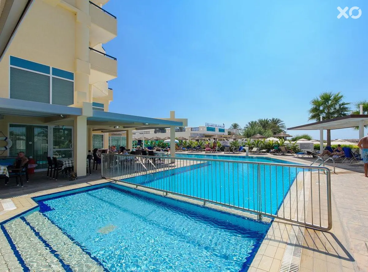 Tasia Maris Sands Beach Hotel