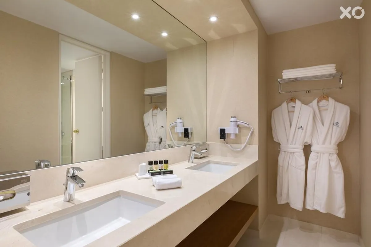 Divani Caravel Hotel