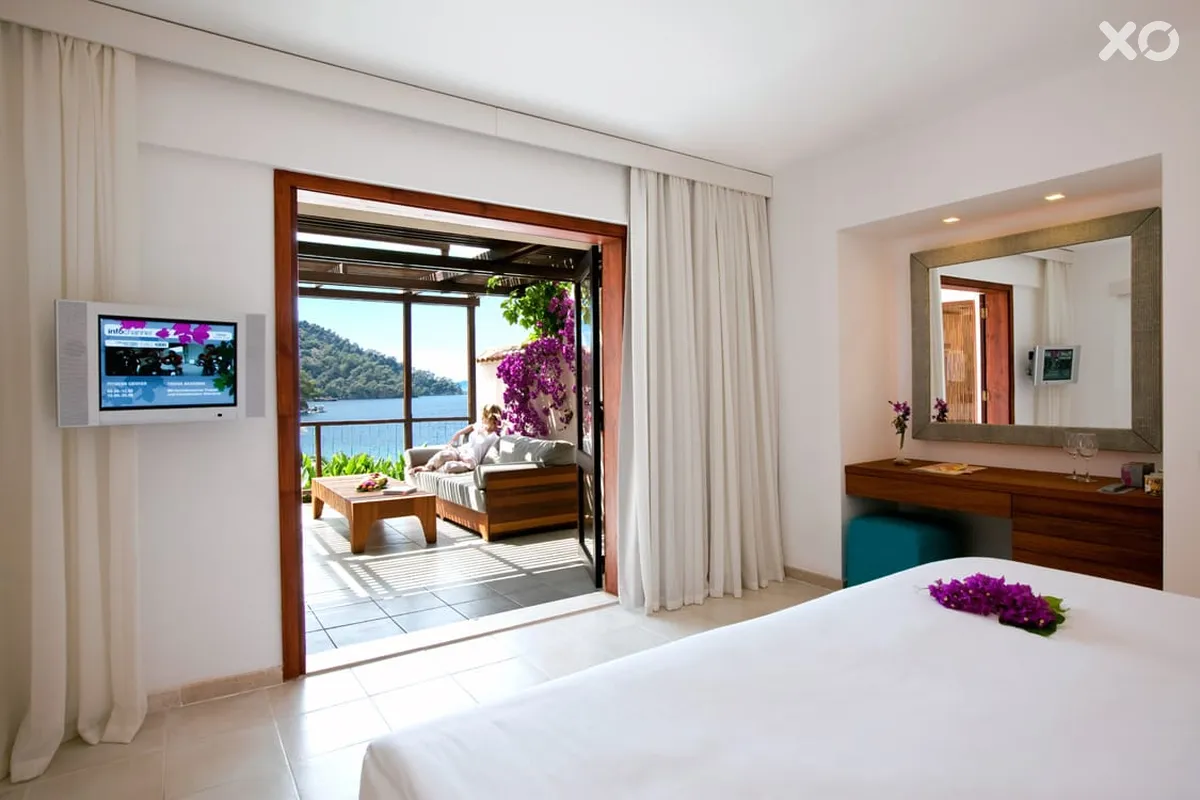 Hillside Beach Club