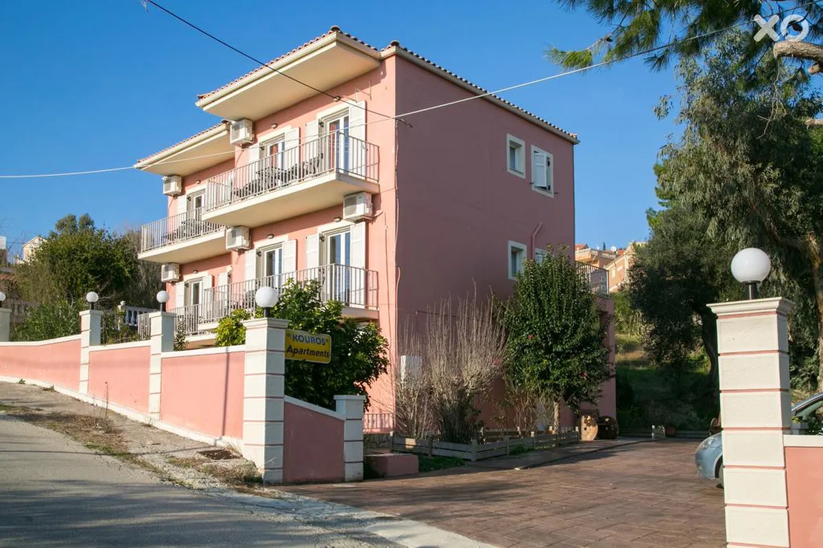 Kouros Apartments & Studios