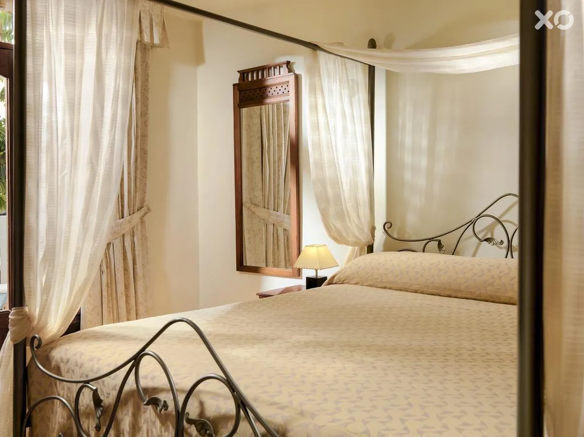 Regency Country Club Apartments & Suites