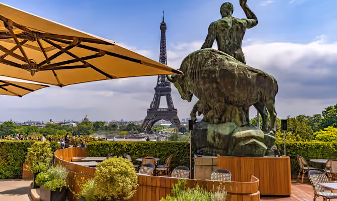 Кафе и рестораны от модных брендов в Париже