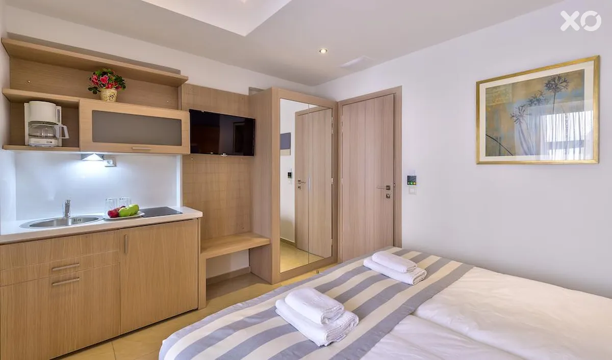 Leonidas Hotel & Apartments