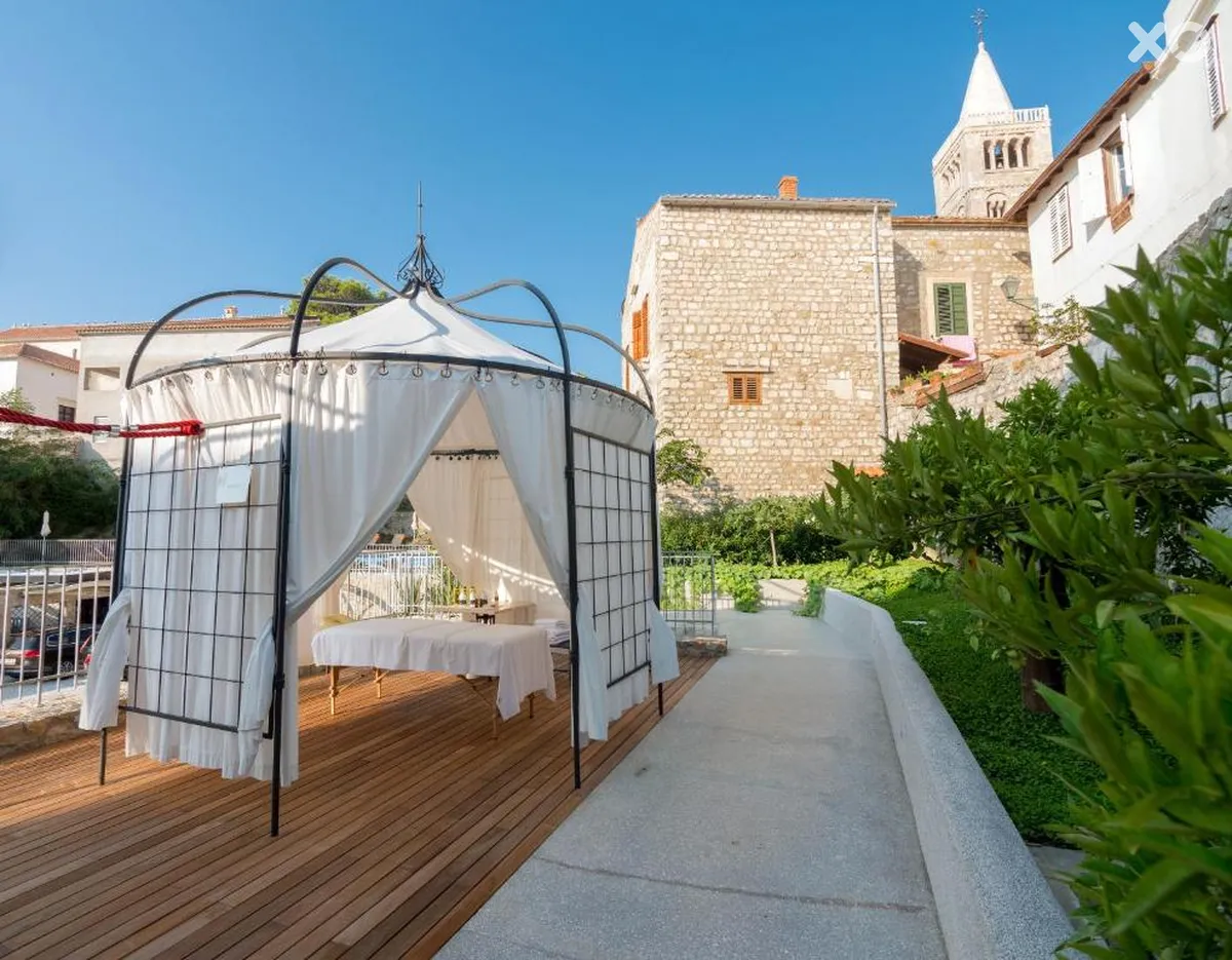 Arbiana Hotel