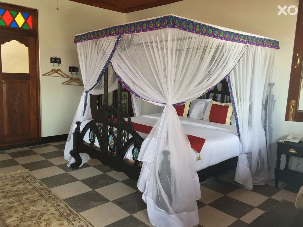 Dhow Palace Hotel