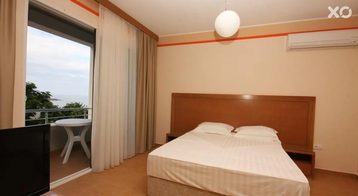 Deus Apartments