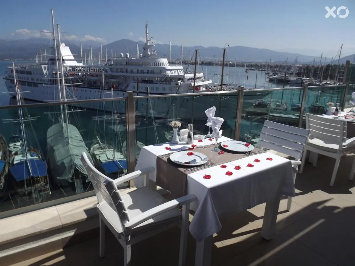 Alesta Yacht Hotel