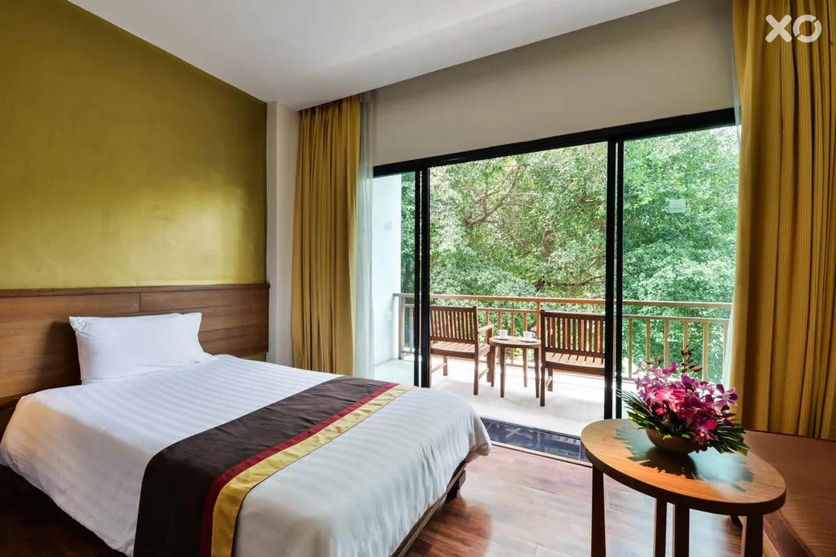 Naithonburi Beach Resort