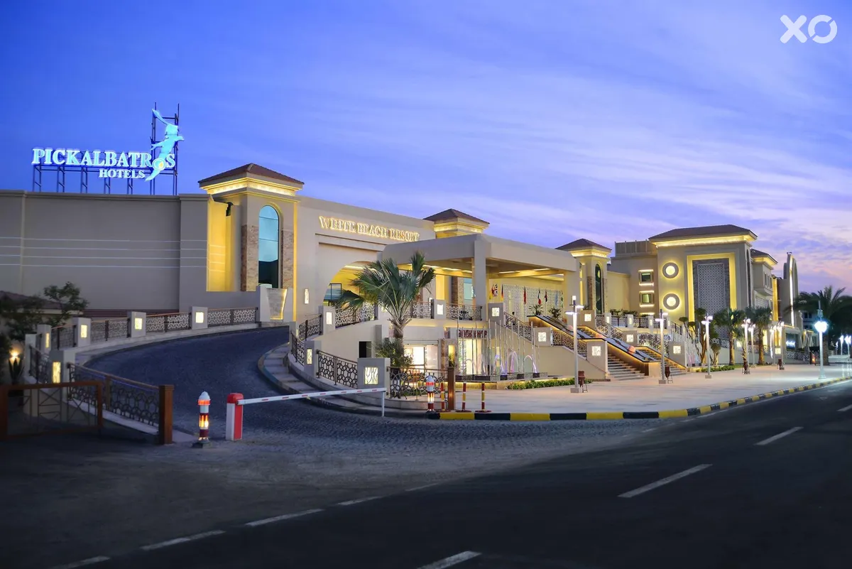 Albatros White Beach Resort
