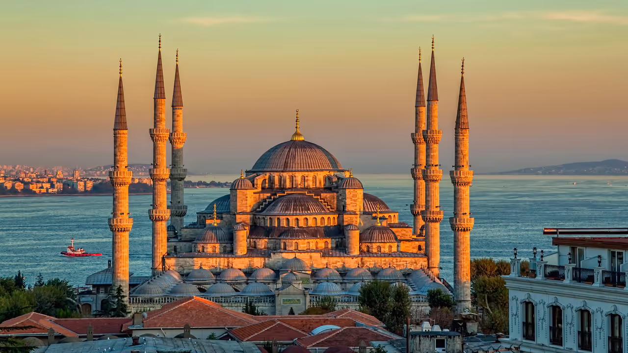 Східна казка починається тут! Купальні, мечеті й вечірній круїз