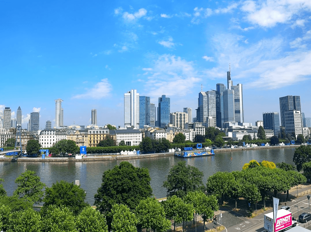 Европейский уикенд для компании! Париж, Амстердам и настроение свободы