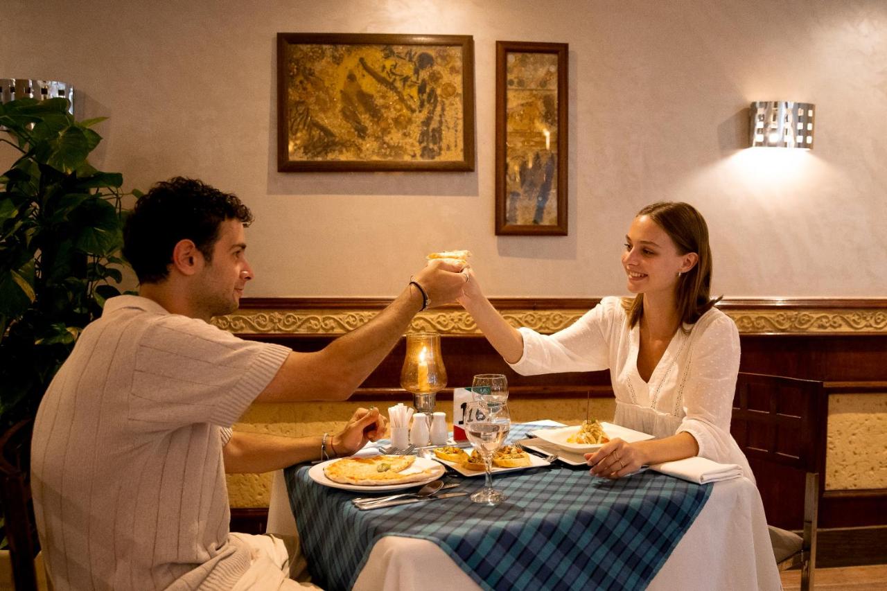 Sunny Days El Palacio