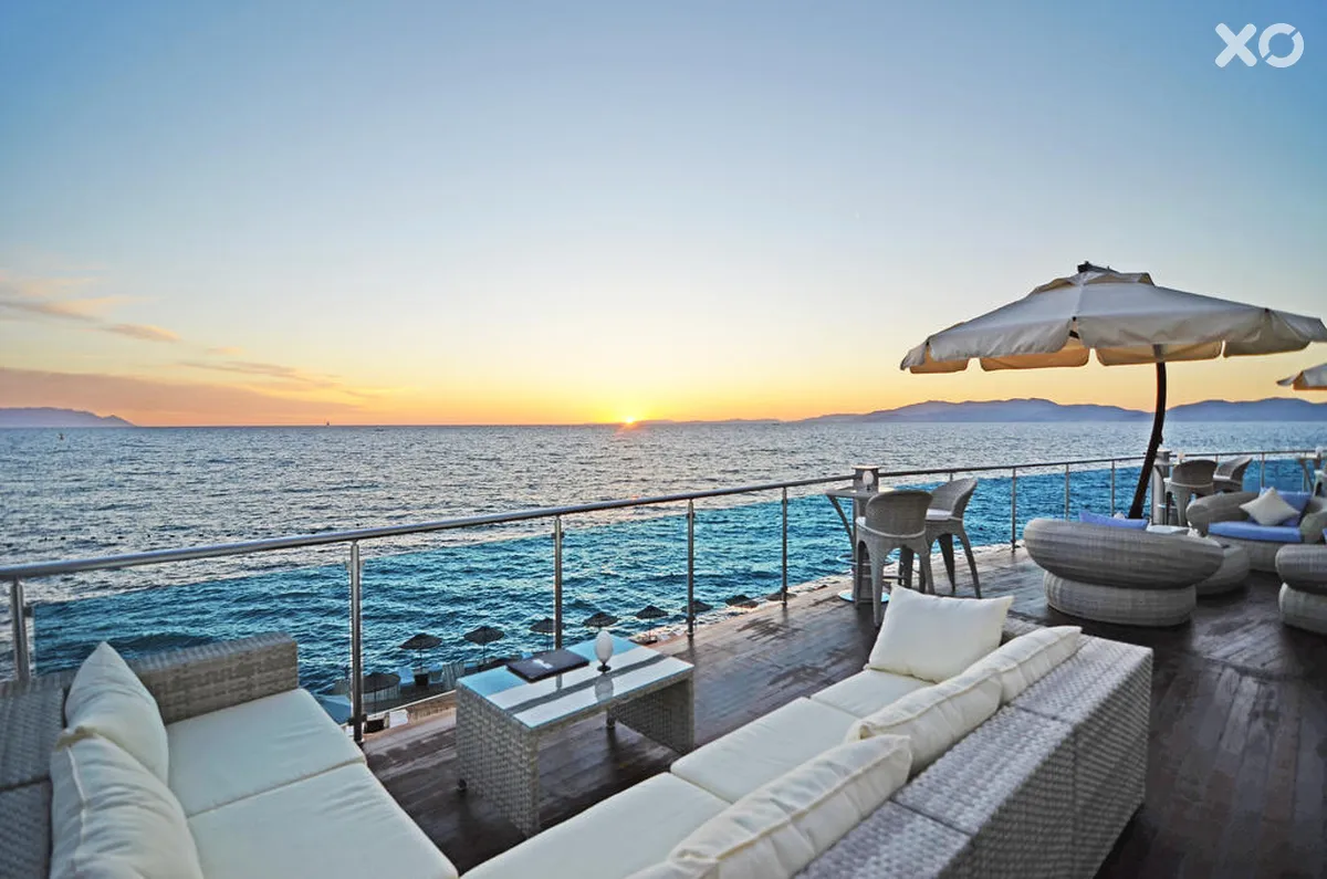 Charisma De Luxe Hotel