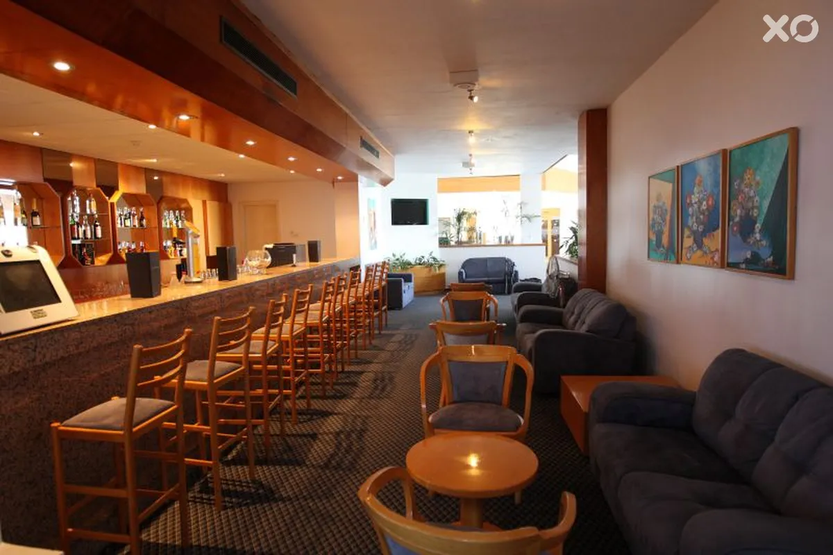 Adelais Bay Hotel