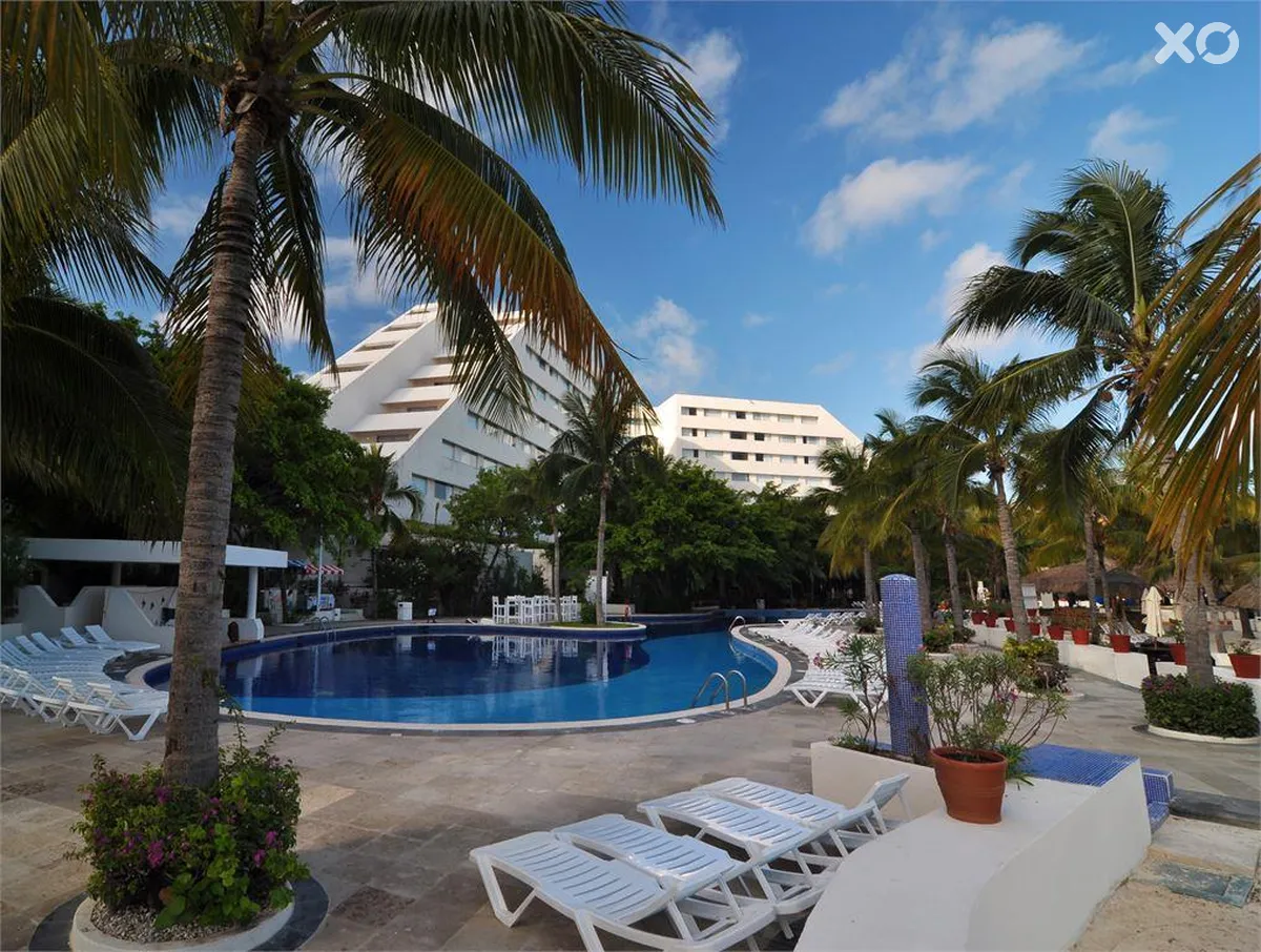 Grand Oasis Palm