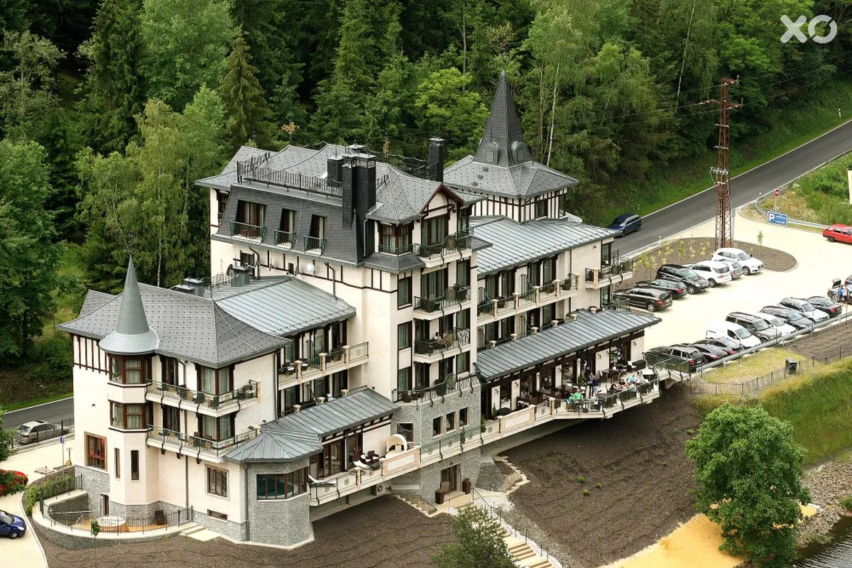 Retro Riverside Luxury Wellness Resort