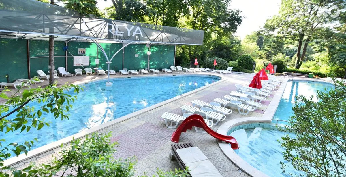 Estreya Residence Hotel