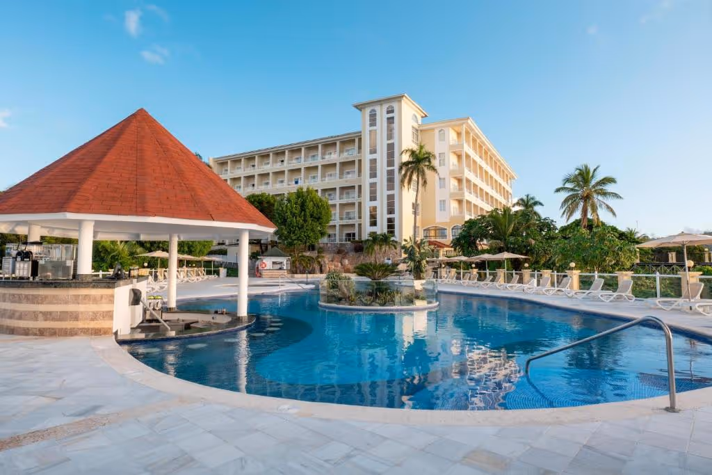 Карибское побережье без лишних хлопот! Песчаный пляж, шезлонги и вид на океан