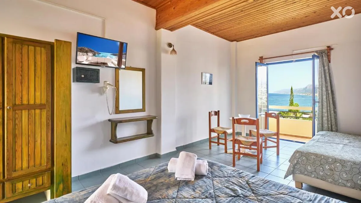 Dionysos Apartments & Studios