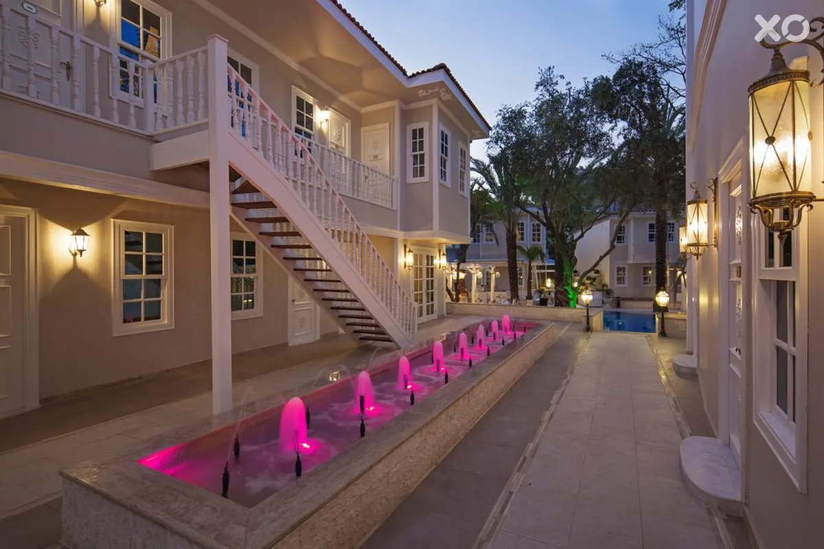 Elegance East Hotel