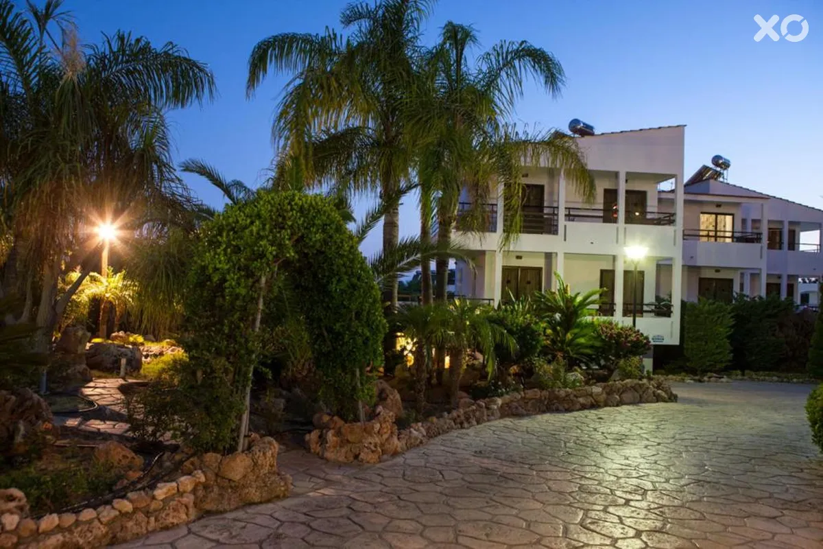 Coliseum Studios & Apartments
