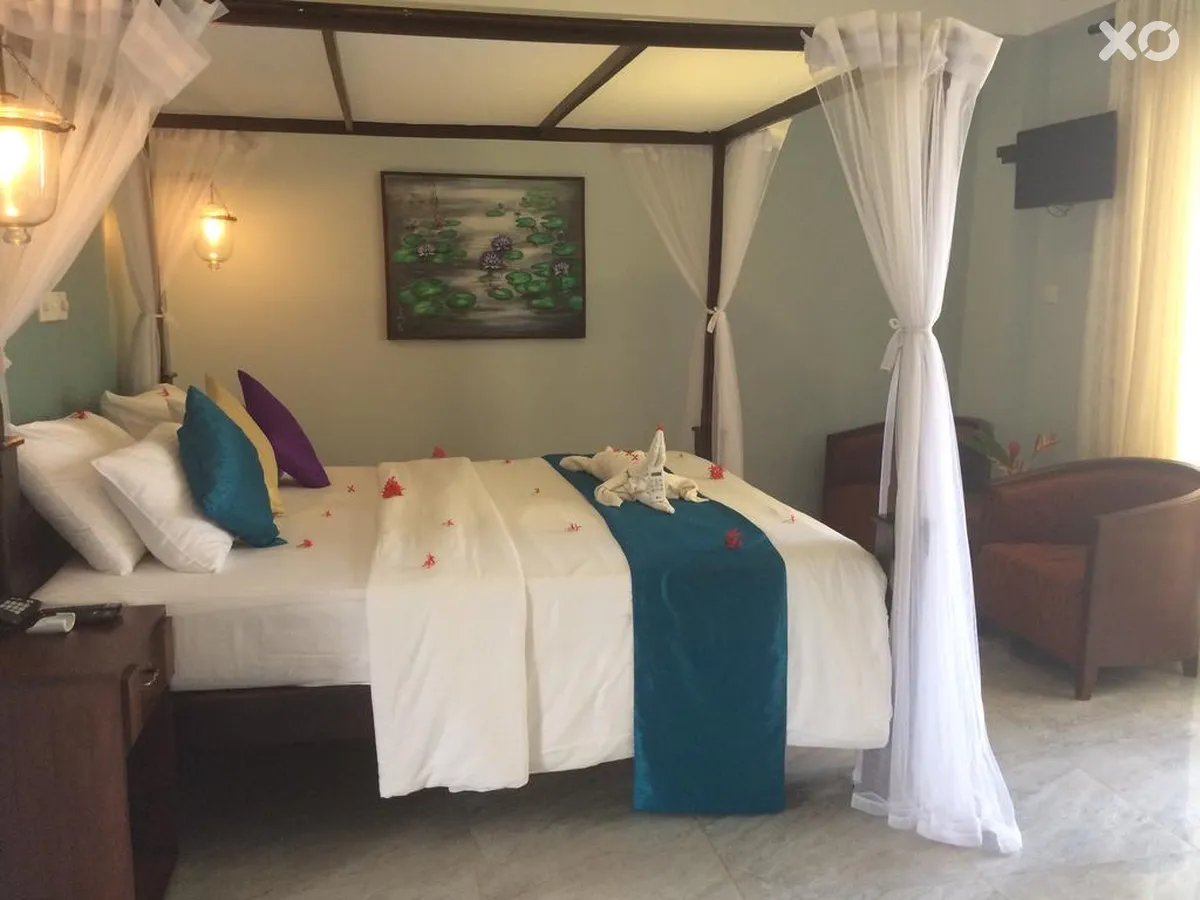 Sapphire Seas Beachfront Hotel
