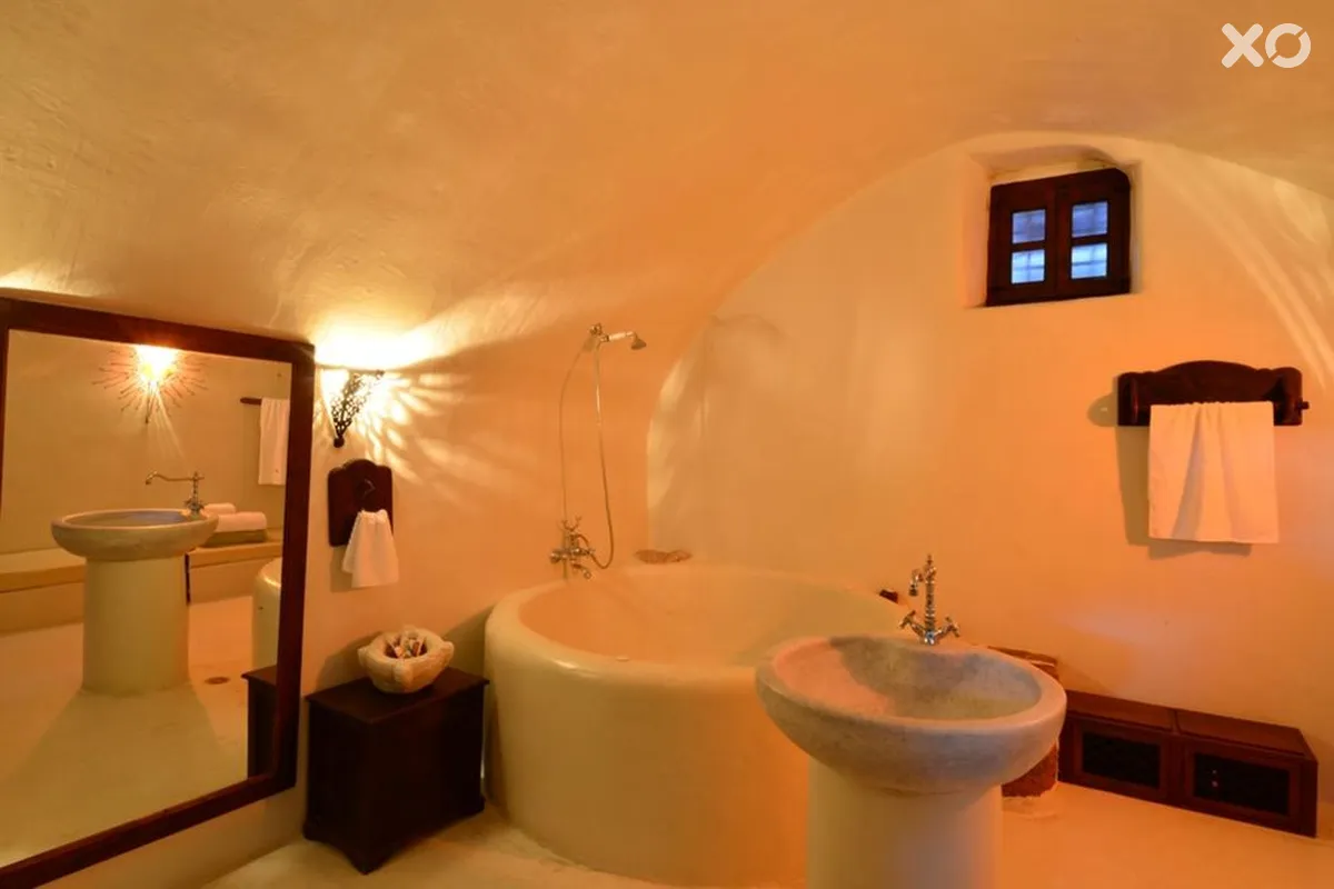 Villas & Mansions of Santorini
