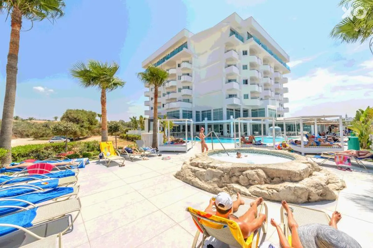 Tasia Maris Sands Beach Hotel