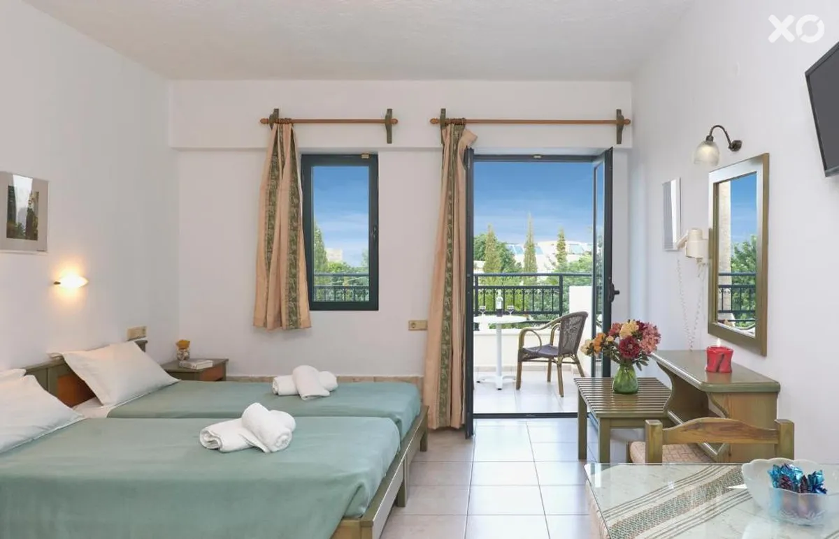Dionysos Apartments & Studios