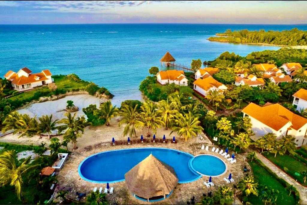 Занзибар манит экзотикой! Индийский океан, тропики и релакс у бассейна