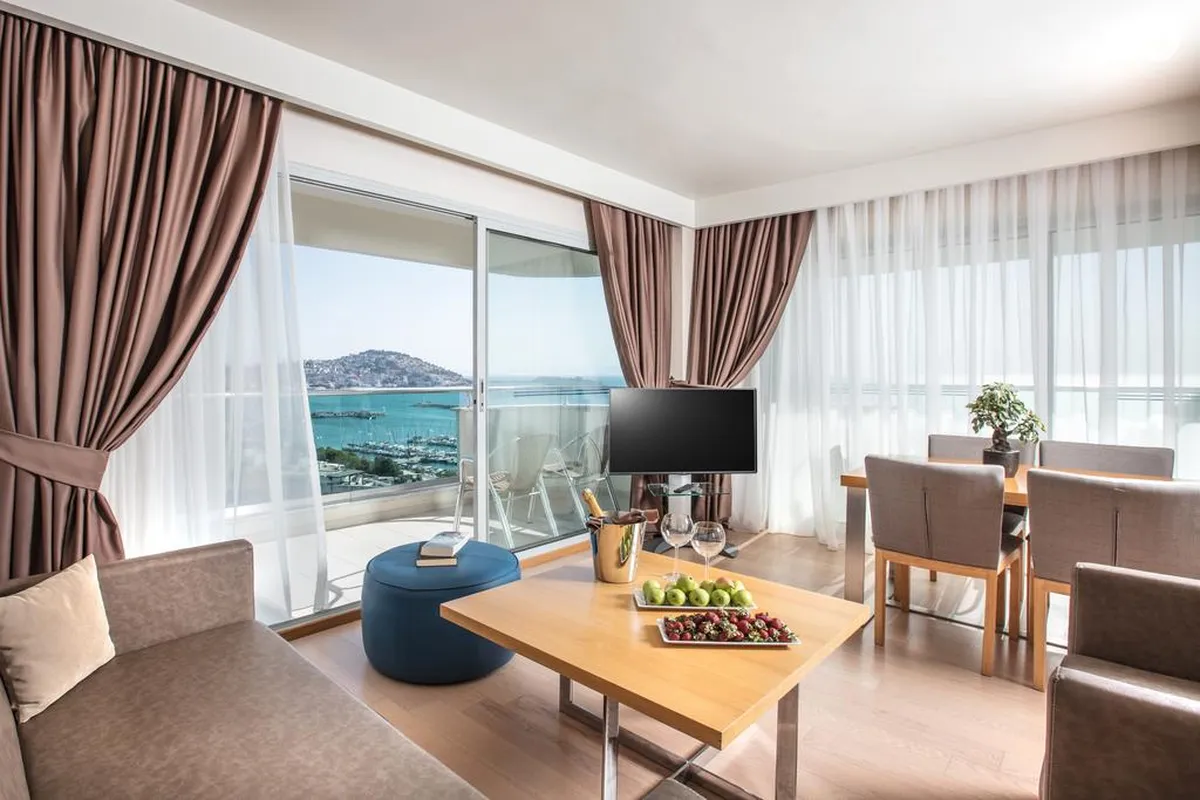 Marina Hotel & Suites